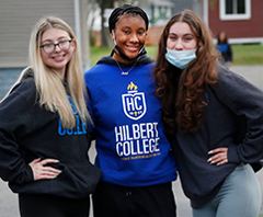 三名女学生在希尔伯特学院的照顾日起摆姿势。18luck快乐彩