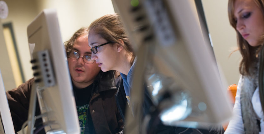 学生们在希尔伯特学院的计算机实验室学习。18luck快乐彩